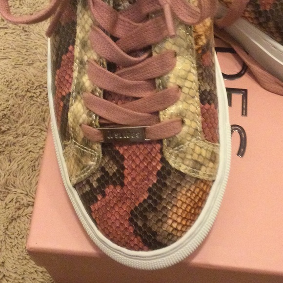 ❤️PRETTY❤️LACEE SNEAKERS - Picture 3 of 10